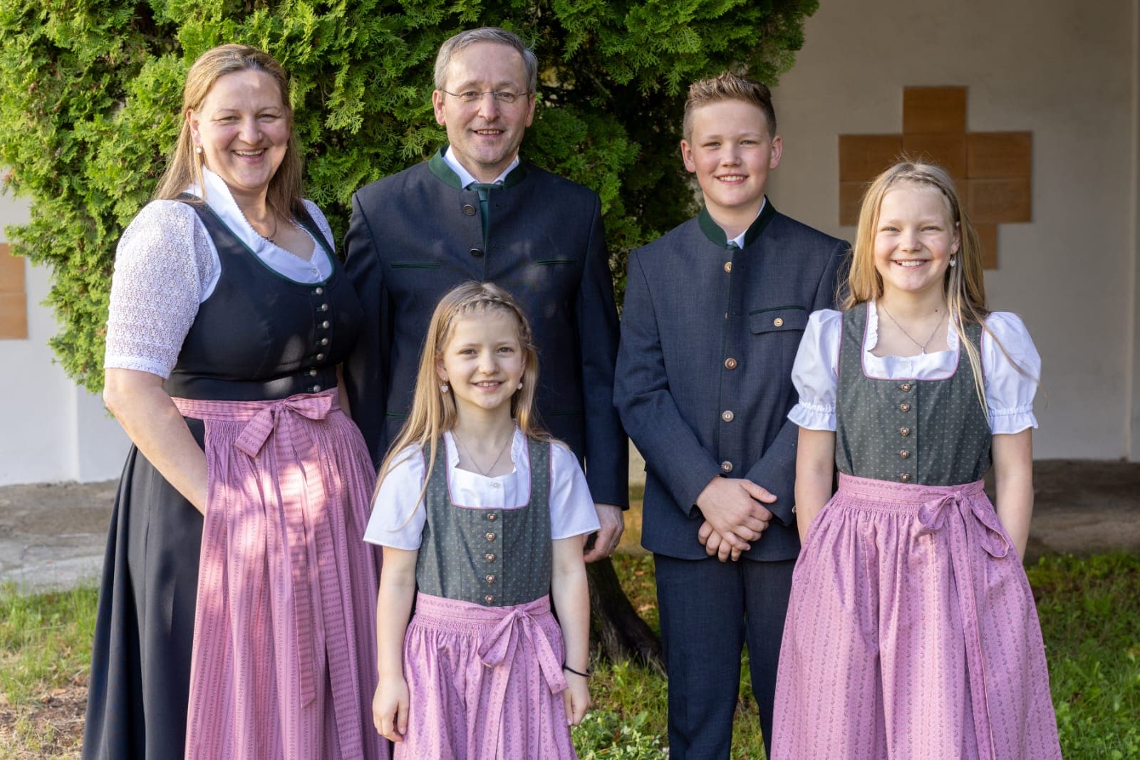 DEINE GASTGEBER - Bild 1