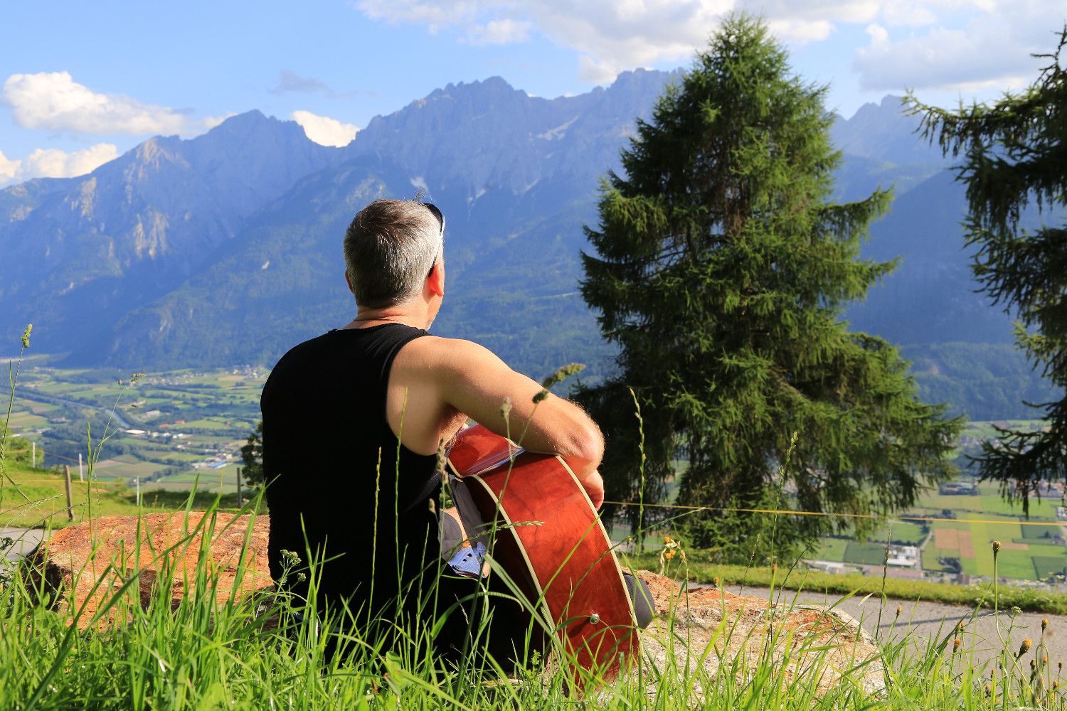 Musizieren auf dem Gitarre-Stein am Gerlhof